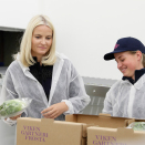Kronprinsen og Kronprinsessen fikk prøve seg på salatpakking på Viken Gartneri. Foto: Berit Roald, NTB scanpix
